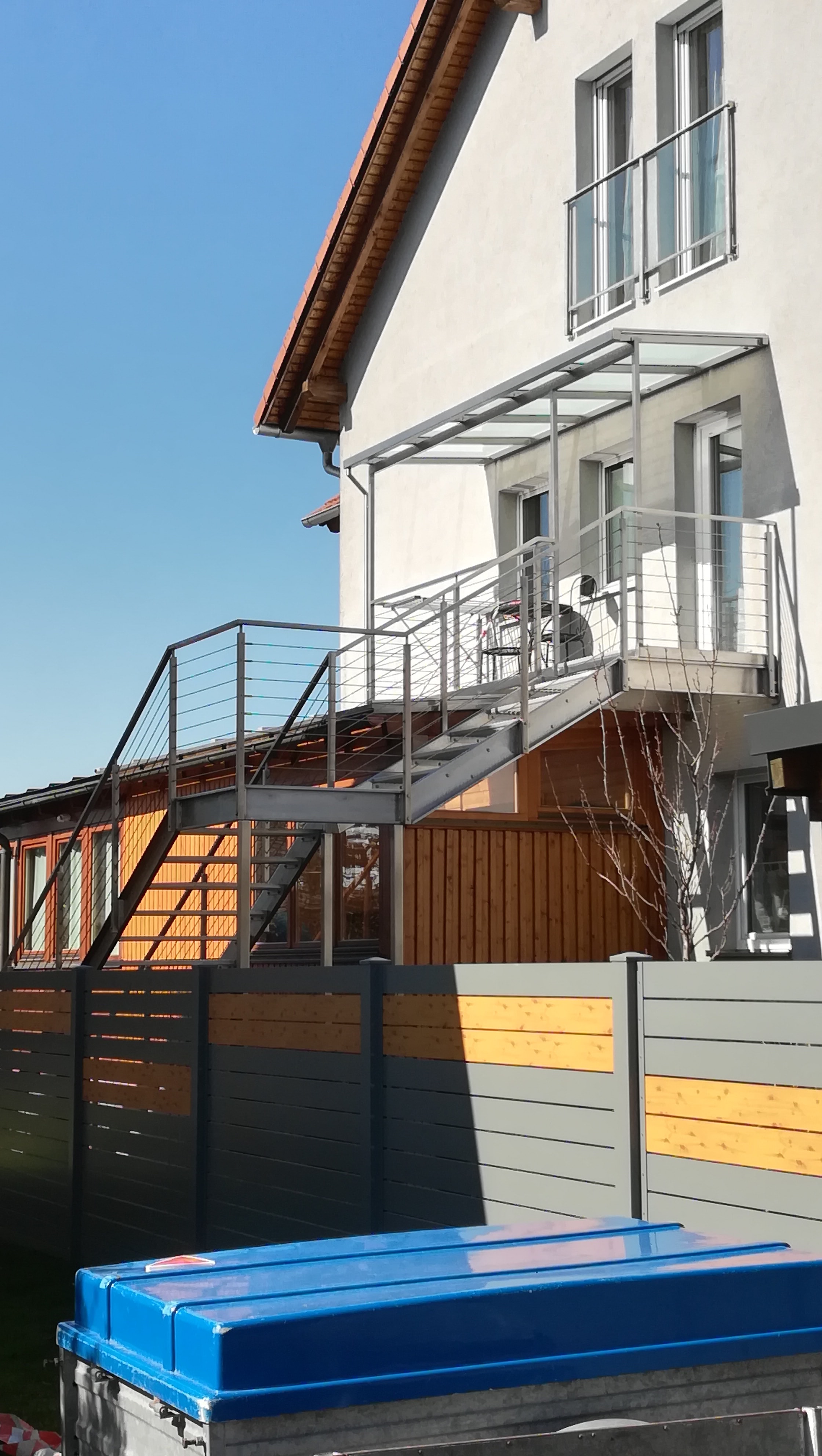 Edelstahl Überdachung inkl. Treppenlauf aus Edelstahl und Seilgeländer